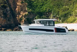 Jeanneau Merry Fisher 895 Sport - port side view on the water