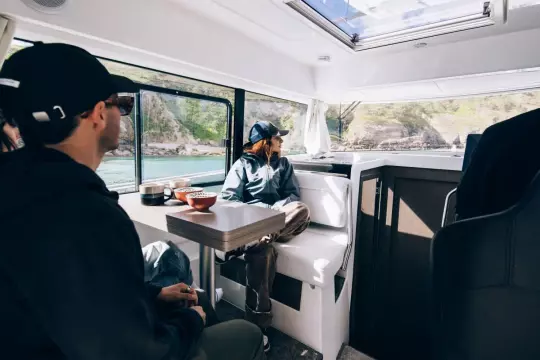 Jeanneau Merry Fisher 895 Sport - port side wheelhouse saloon