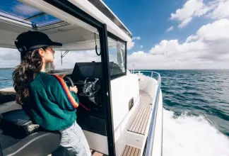 Jeanneau Merry Fisher 895 Sport - starboard side helm door and side deck