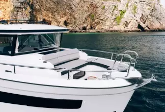 Jeanneau Merry Fisher 895 Sport - bow and pulpit rails