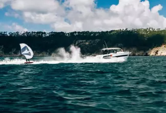 Jeanneau Merry Fisher 895 Sport - moving through the water