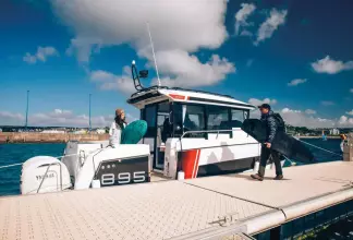 Jeanneau Merry Fisher 895 Sport - easy access to pontoons through cockpit side gate