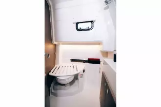 Jeanneau Merry Fisher 895 Sport - toilet and shower compartment