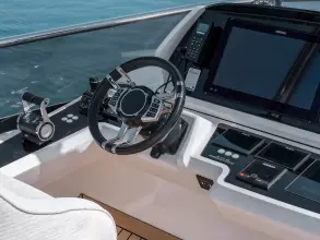 14 - Flybridge Helm