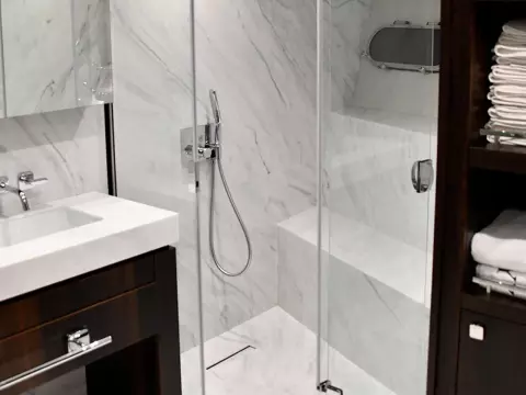 24 - Master Cabin En Suite