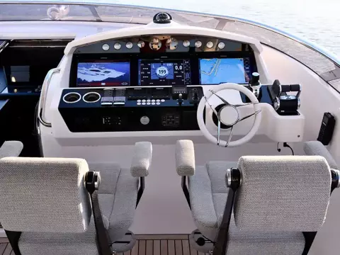 10 - Flybridge Helm