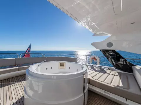 11 - Flybridge Spa Tub
