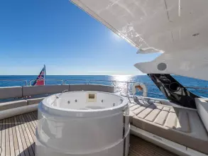 11 - Flybridge Spa Tub