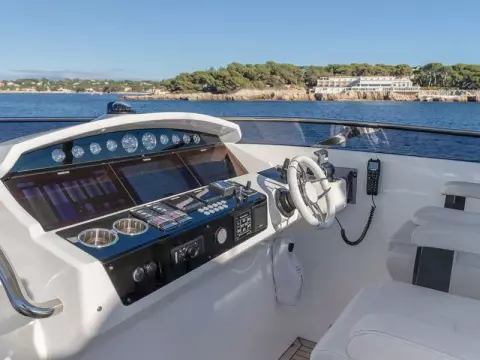 14 - Flybridge Helm