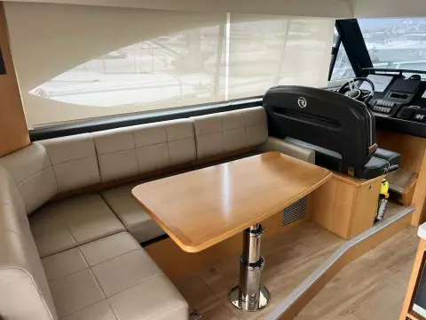 RIVIERA 39 SPORTS MOTOR YACHT FLYBRIDGE