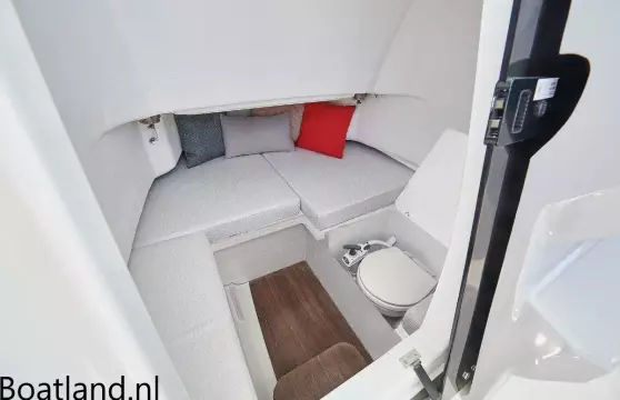 Jeanneau 7.5 Center Console 13