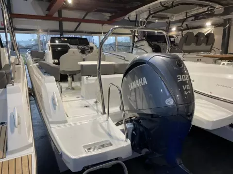 Jeanneau 7.5 Center Console 10