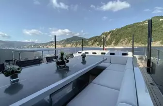 Sanlorenzo-40-Alloy-MY-Lady-A-motor-yacht-for-sale-exterior-image-Lengers-Yachts-4.png