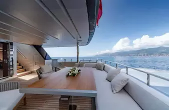 Sanlorenzo-40-Alloy-MY-Lady-A-motor-yacht-for-sale-exterior-image-Lengers-Yachts-7.png