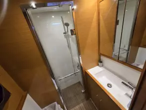 Stb Fwd cabin head