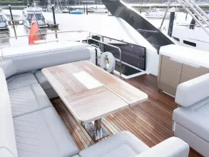 32 - Flybridge