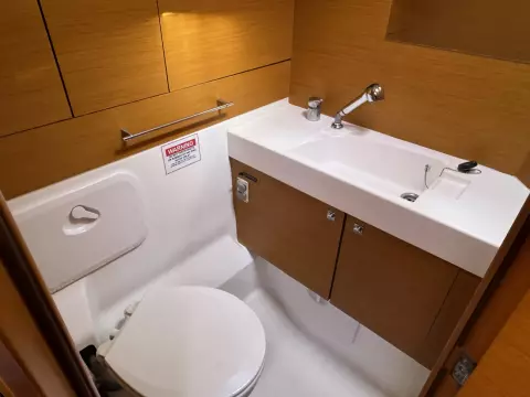 2013 Jeanneau Sun Odyssey 469 32