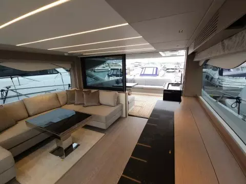 21 - Saloon (Window Up)