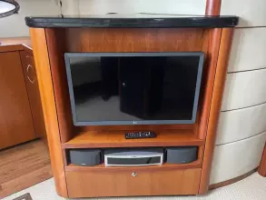 27 - Saloon TV