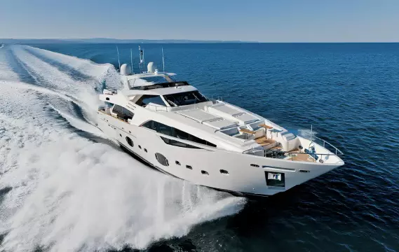Ferretti Yachts Custom Line 100