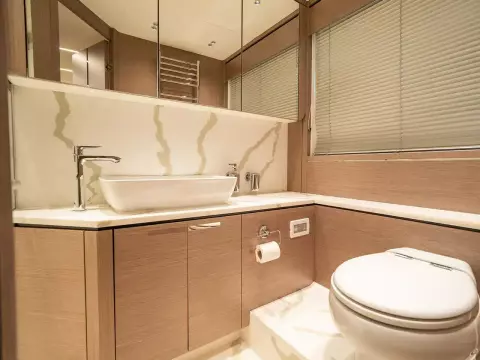 28 - Master Cabin En Suite