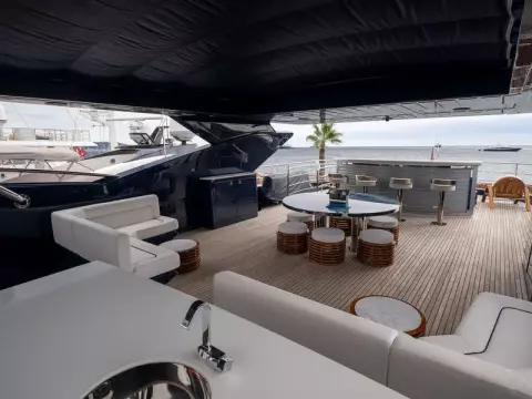 11 - Flybridge