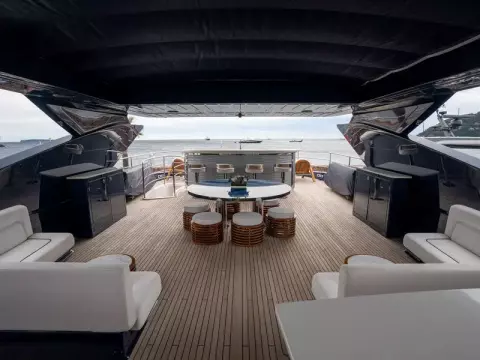 10 - Flybridge