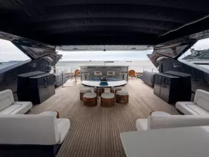 10 - Flybridge