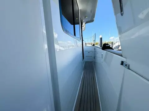16 - Side Deck