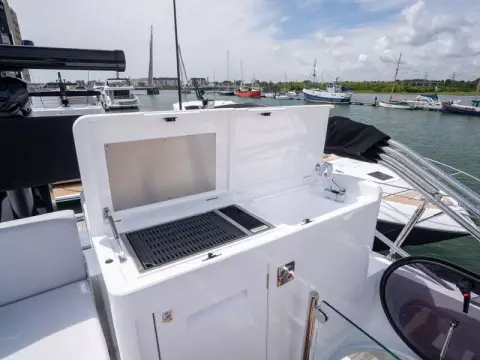 4 - Flybridge Wet Bar