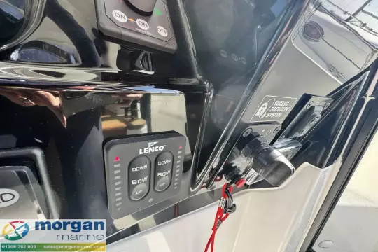 Jeanneau Merry Fisher 895 Offshore - trim tabs