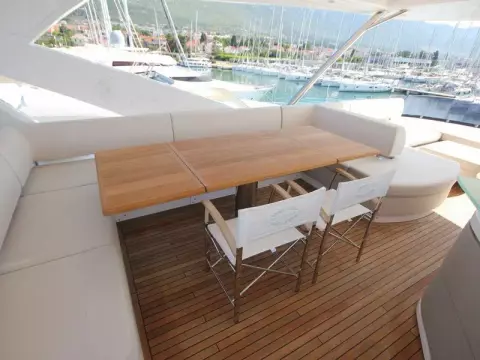 8 - Flybridge