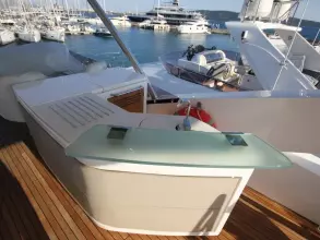9 - Flybridge Wet Bar