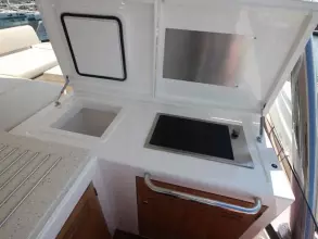 10 - Flybridge Wet bar