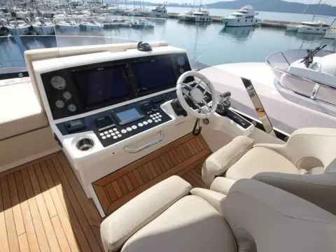 13 - Flybridge Helm