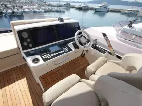 13 - Flybridge Helm