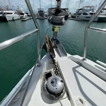 Jeanneau Sun Odyssey 440 (2020) anchor system at marina, surrounded by yachts.