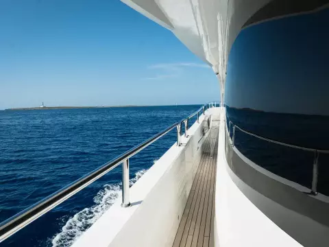16 - Side Deck