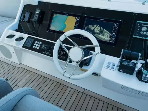 11 - Flybridge Helm
