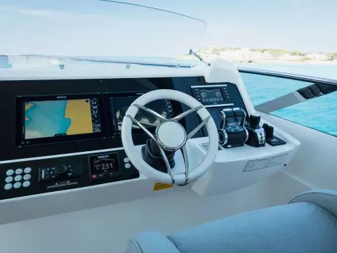 12 - Flybridge Helm