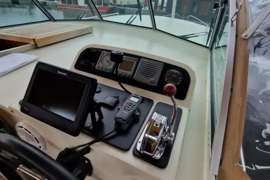 Control panel of a 2008 Linssen 33.9 AC boat with navigation equipment.