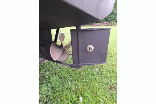 Propeller and rudder of 2008 Linssen 33.9 AC boat on grass.