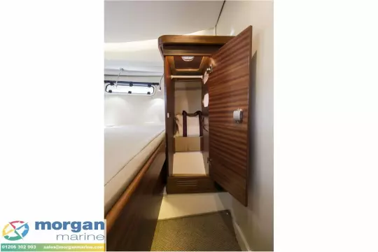 Nimbus 305 Coupe Cabin 6