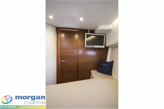 Nimbus 305 Coupe Cabin 5