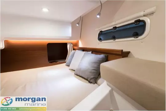 Nimbus 305 Coupe Cabin 4