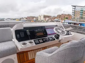 10 - Flybridge