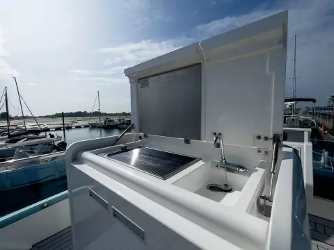 7 - Flybridge Wet Bar