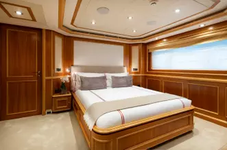 Port Aft Queen Guest Suite