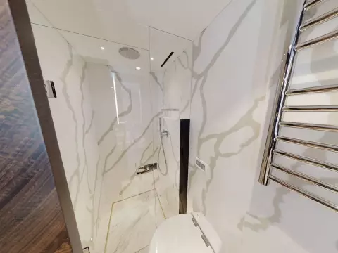 18 - Master Cabin En Suite