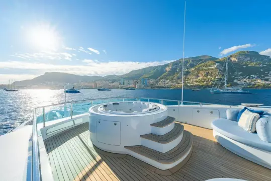 12 Sundeck Jacuzzi With Seating